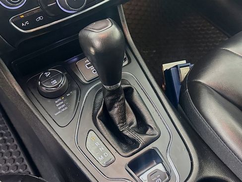 Used 2019 Jeep Cherokee Latitude Plus w/ Cold Weather Group AWD/4WD image 19
