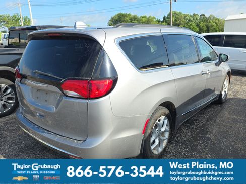 Used 2017 Chrysler Pacifica Touring-L w/ Tire & Wheel Group FWD image 6