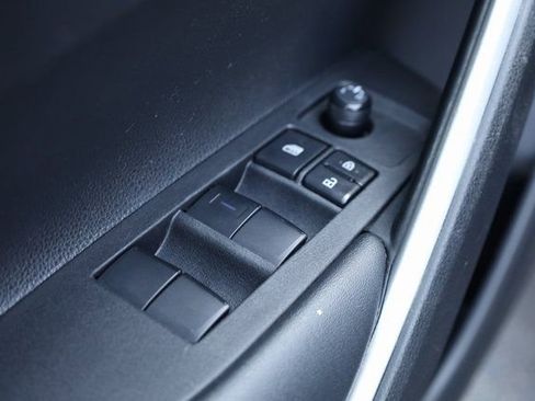 Used 2022 Toyota Corolla Cross LE image 18