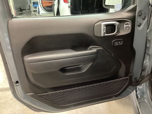 Used 2025 Jeep Wrangler Unlimited Rubicon 4xe w/ Convenience Group AWD/4WD image 11