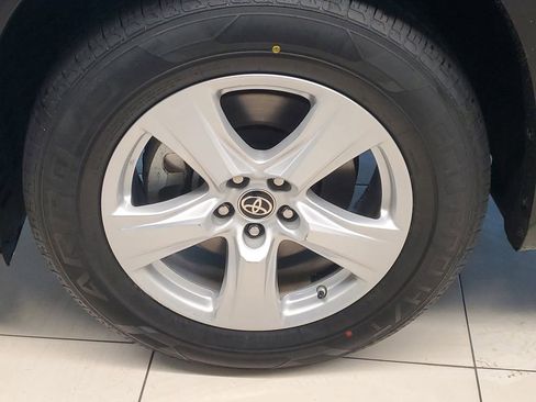 Used 2023 Toyota Highlander LE image 4