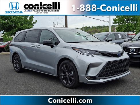 Used 2025 Toyota Sienna XSE FWD image 1