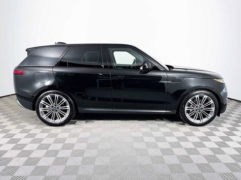 Used 2025 Land Rover Range Rover Sport SE image 4
