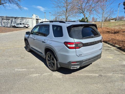 Certified 2025 Honda Pilot Black Edition image 5