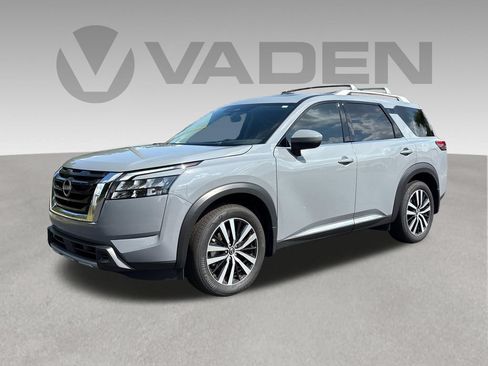 Used 2025 Nissan Pathfinder Platinum FWD image 1