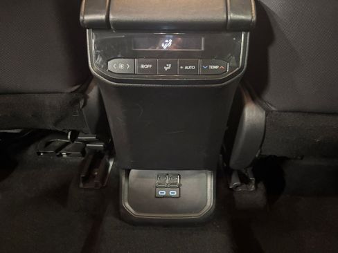 Used 2025 Toyota Highlander LE image 27
