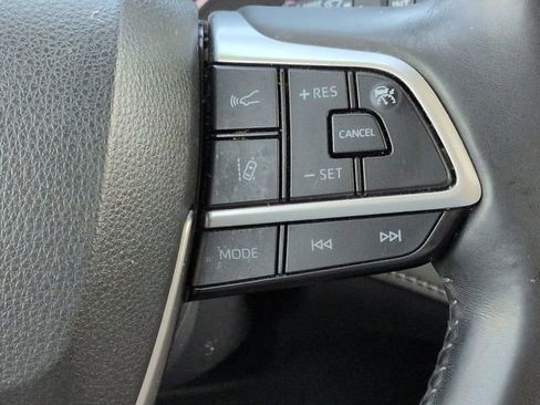 Used 2023 Toyota Highlander XLE FWD image 26
