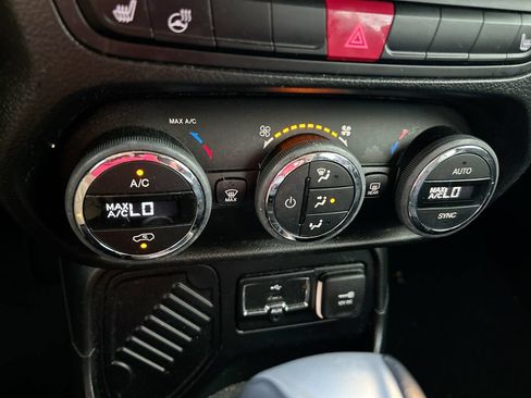 Used 2015 Jeep Renegade Latitude w/ Popular Equipment Group FWD image 24