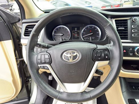 Used 2016 Toyota Highlander XLE AWD/4WD image 24