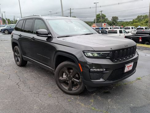 Certified 2024 Jeep Grand Cherokee Limited w/ Black Appearance Package image 2