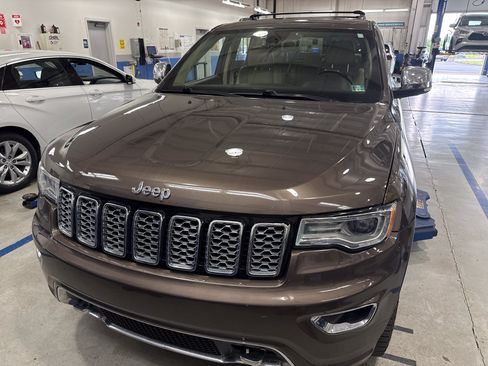 Used 2018 Jeep Grand Cherokee Overland AWD/4WD image 8