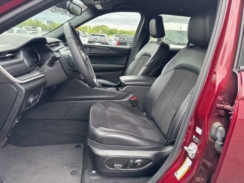 Used 2023 Jeep Grand Cherokee Altitude AWD/4WD image 12