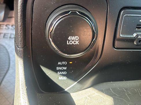 Used 2016 Jeep Renegade Latitude AWD/4WD image 33