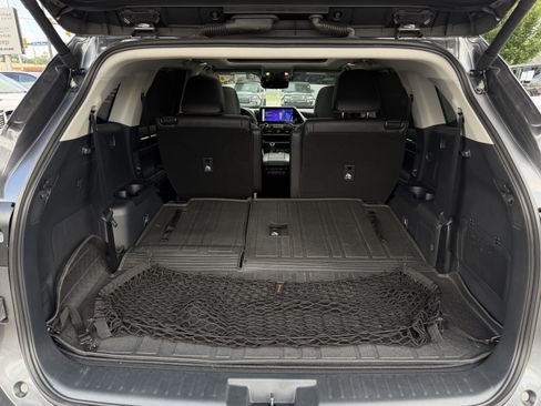 Used 2024 Toyota Highlander Platinum FWD image 33