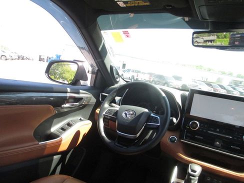 Used 2023 Toyota Highlander Platinum AWD/4WD image 27