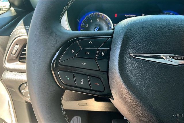 Used 2025 Chrysler Pacifica Limited FWD image 11