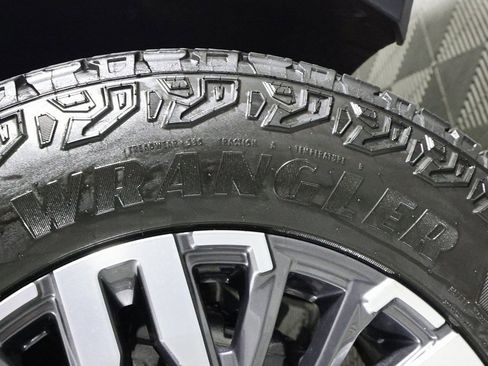 Used 2025 Chevrolet Suburban Z71 w/ Comfort Package image 52