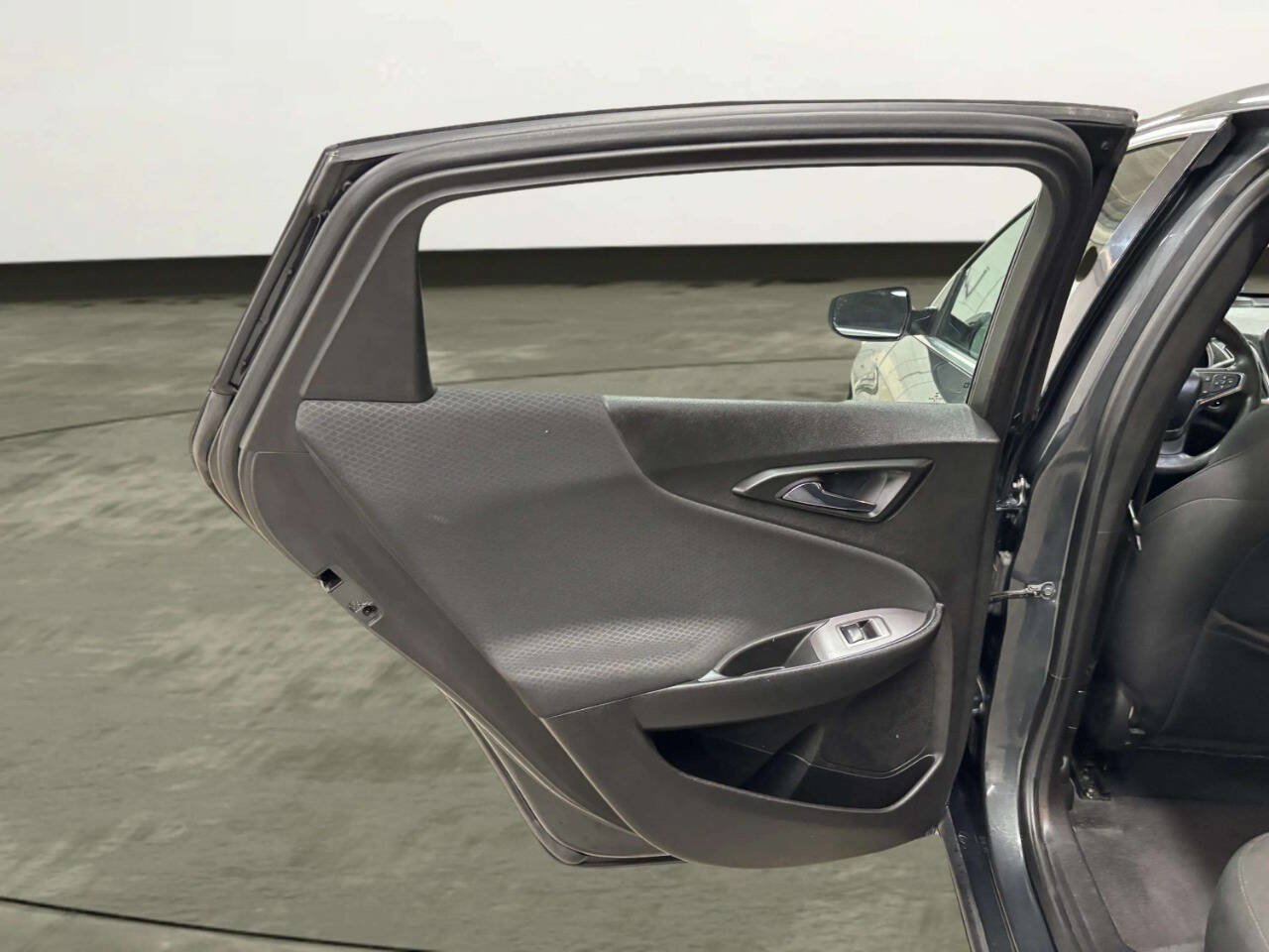 Used 2018 Chevrolet Malibu LT FWD image 16