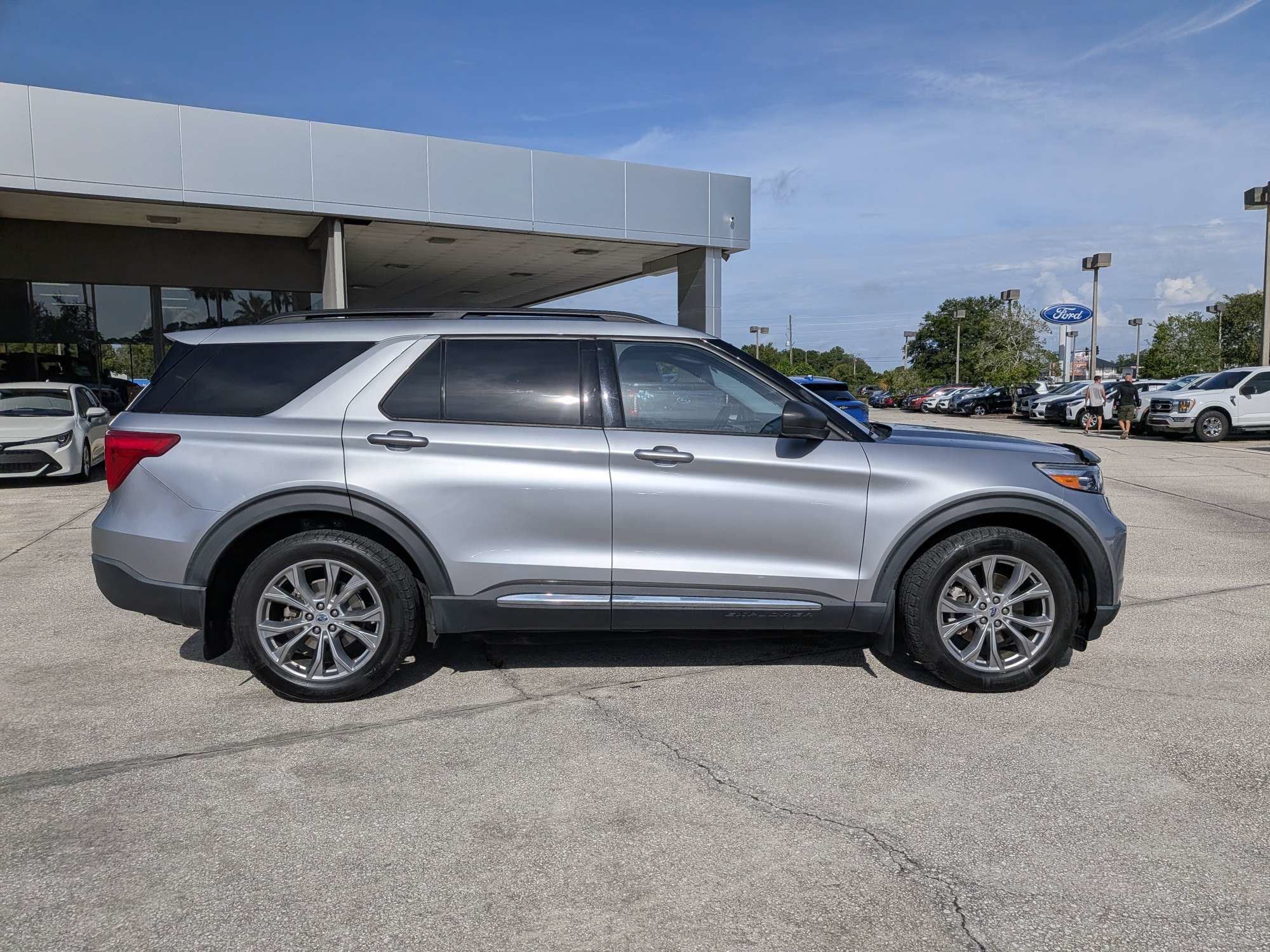 Used 2021 Ford Explorer XLT w/ Equipment Group 202A RWD image 3