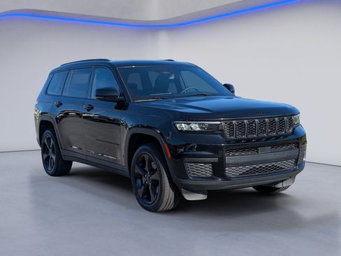 Used 2025 Jeep Grand Cherokee L Altitude AWD/4WD image 5