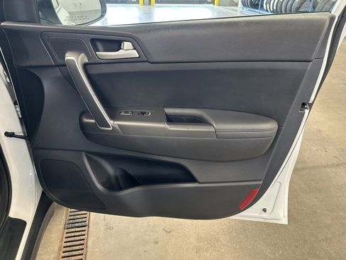 Used 2020 Kia Sportage LX image 18