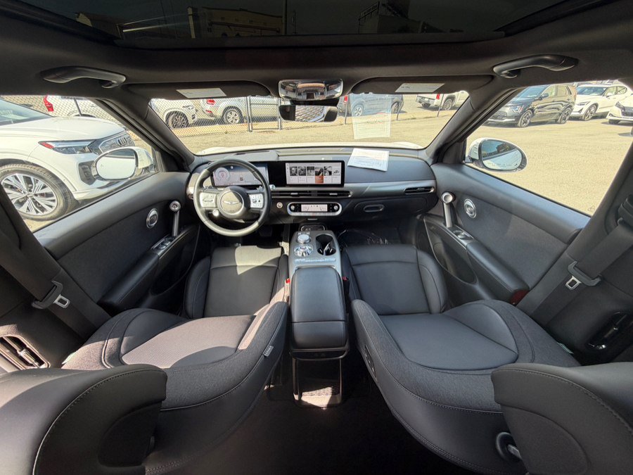 Used 2024 Genesis GV60 RWD image 23
