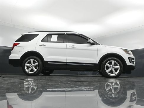 Used 2017 Ford Explorer XLT w/ Equipment Group 201A AWD/4WD image 30