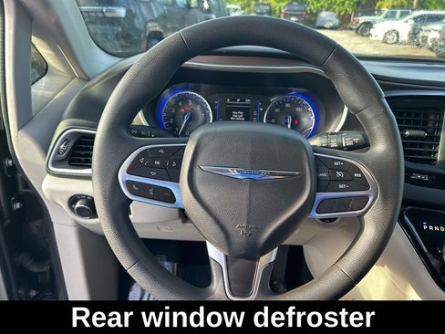 Used 2017 Chrysler Pacifica LX FWD image 15