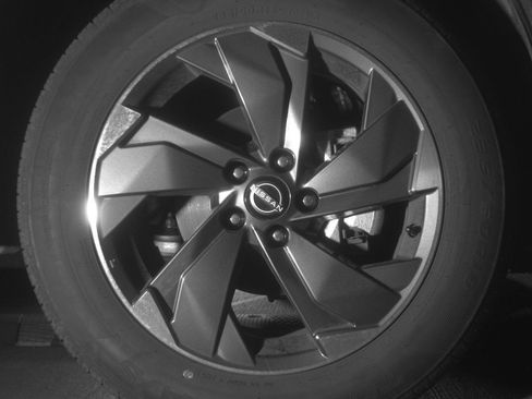 Used 2025 Nissan Rogue SV FWD image 13