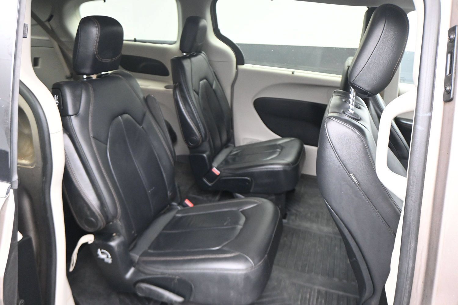 Used 2017 Chrysler Pacifica Touring-L w/ Tire & Wheel Group FWD image 9