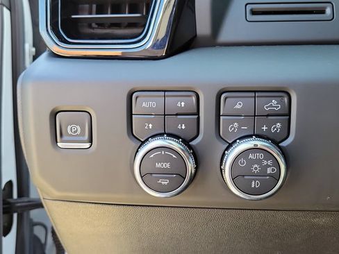 Used 2024 GMC Sierra 2500 AT4 w/ AT4 Preferred Package AWD/4WD image 20
