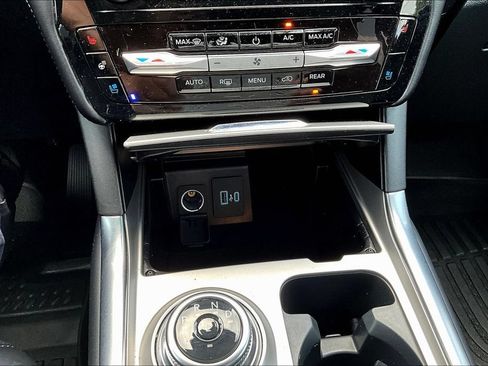 Certified 2024 Ford Explorer Platinum w/ Technology Package AWD/4WD image 17