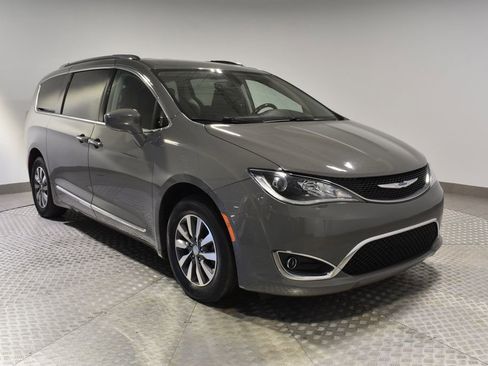 Used 2020 Chrysler Pacifica Touring-L Plus image 7