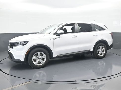 Used 2023 Kia Sorento LX image 2