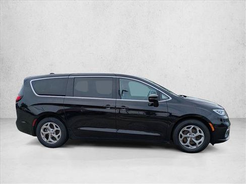 Used 2024 Chrysler Pacifica Limited FWD image 4