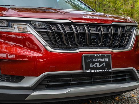 Certified 2023 Kia Carnival LX image 30