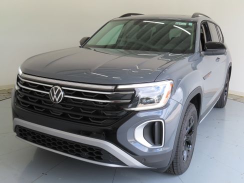 New 2025 Volkswagen Atlas Peak Edition SE image 9