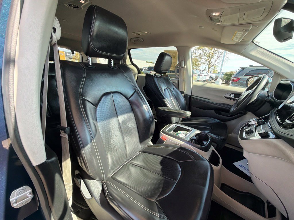 Used 2023 Chrysler Pacifica Touring-L FWD image 21