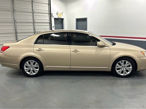 Used 2010 Toyota Avalon image 4