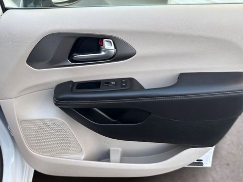 Used 2024 Chrysler Pacifica Touring-L image 27