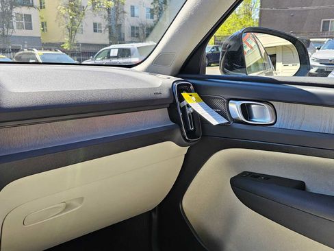 New 2025 Volvo XC40 B5 Ultra w/ Climate Package image 27