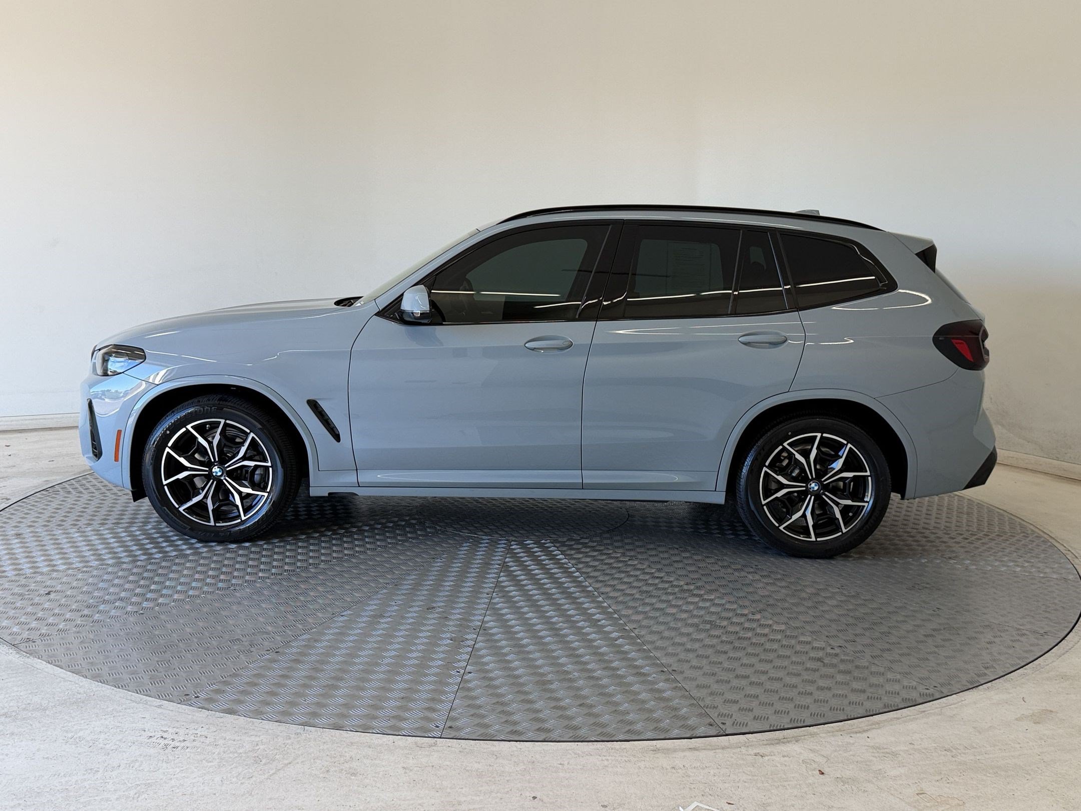 Certified 2024 BMW X3 xDrive30i w/ Premium Package AWD/4WD image 2