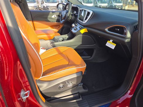 New 2026 Chrysler Pacifica Pinnacle image 7