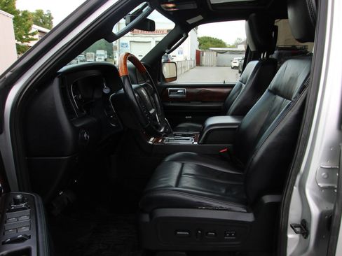 Used 2017 Lincoln Navigator Select AWD/4WD image 9