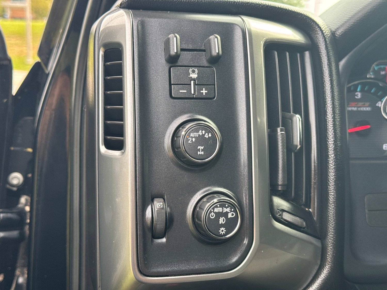 Used 2018 Chevrolet Silverado 1500 LT w/ All Star Edition AWD/4WD image 32