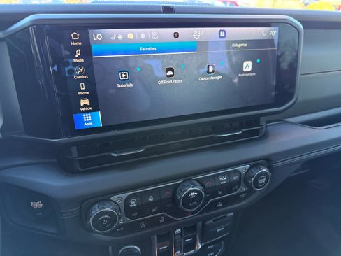 Used 2025 Jeep Gladiator Mojave w/ Convenience Group image 17