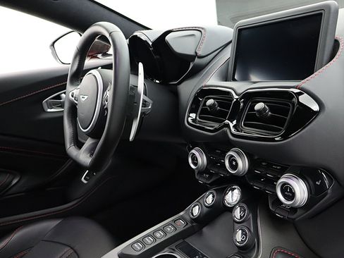 Used 2023 Aston Martin V8 Vantage Coupe RWD image 40
