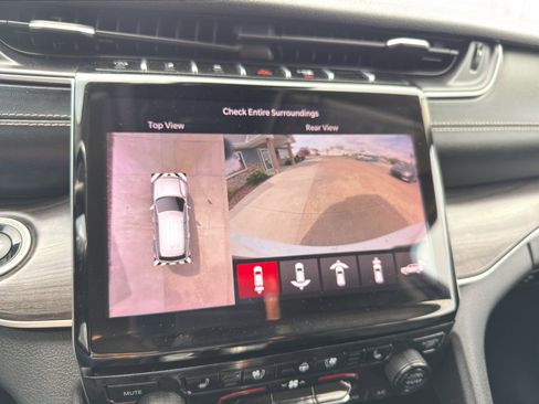 Used 2021 Jeep Grand Cherokee L Limited w/ Luxury Tech Group II image 23