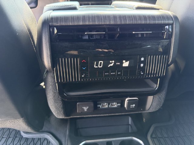 Used 2024 Jeep Wagoneer Series II AWD/4WD image 25