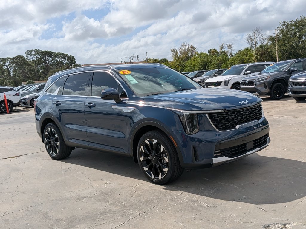 Certified 2025 Kia Sorento EX FWD image 3